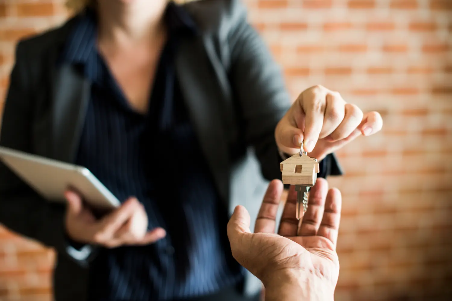 Immobilienmakler übergibt die Schlüssel